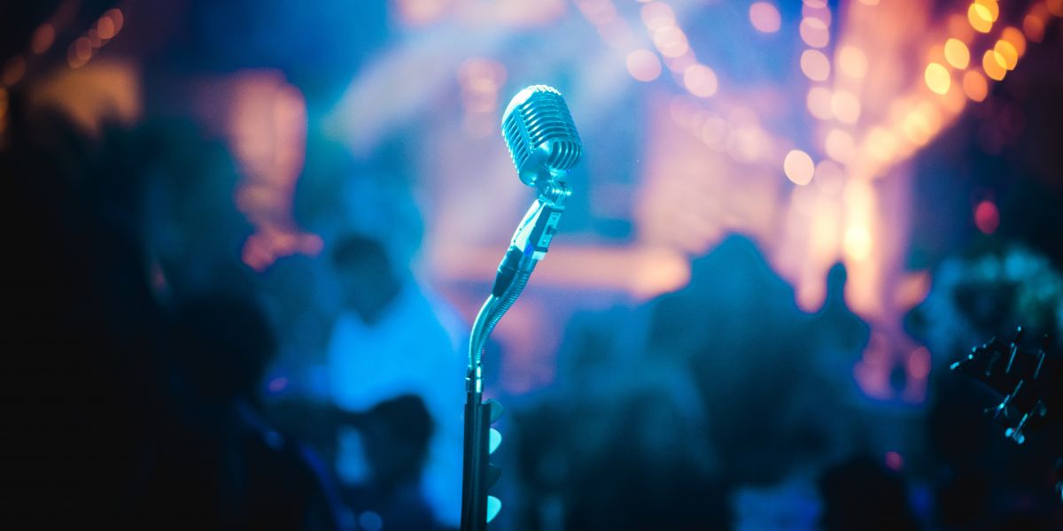 Foto von <a href="https://unsplash.com/@brunocervera?utm_source=unsplash&utm_medium=referral&utm_content=creditCopyText">BRUNO</a> auf <a href="https://unsplash.com/de/s/fotos/musik?utm_source=unsplash&utm_medium=referral&utm_content=creditCopyText">Unsplash</a>   
