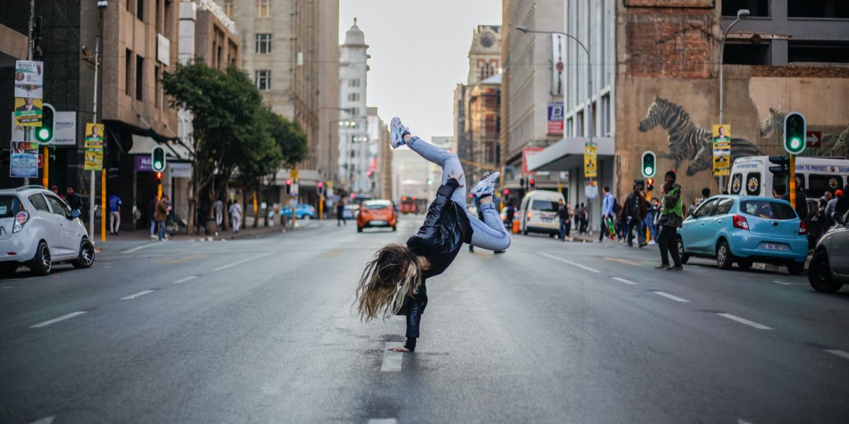 Foto von <a href="https://unsplash.com/@keenangrams?utm_source=unsplash&utm_medium=referral&utm_content=creditCopyText">Keenan Constance</a> auf <a href="https://unsplash.com/de/s/fotos/moderner-tanz?utm_source=unsplash&utm_medium=referral&utm_content=creditCopyText">Unsplash</a>   