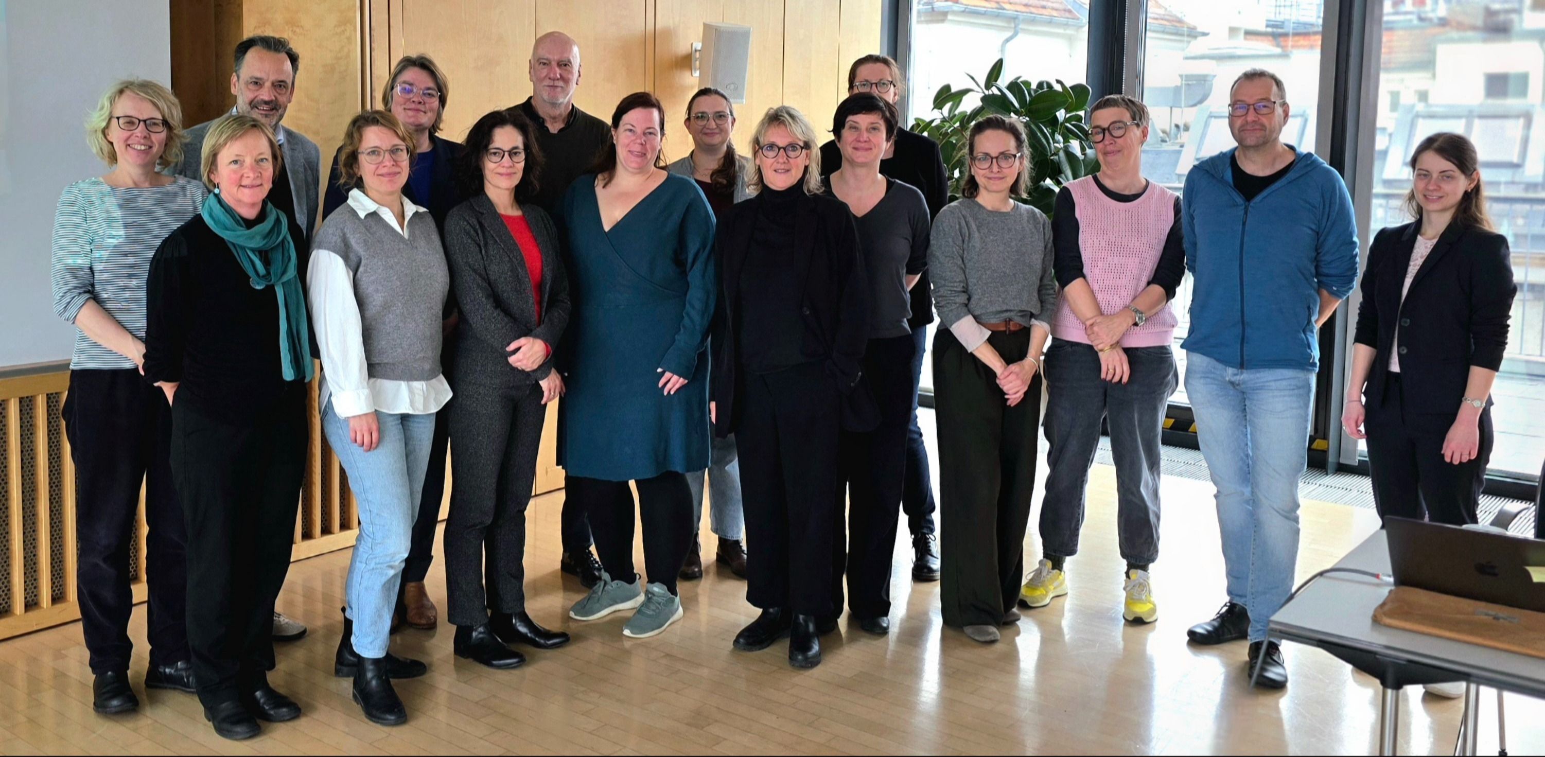 Die Kultur-LänderKonferenz gibt sich Statuten: v.l. Kati Mattutat, Imke Freiberg, Lorenz Deutsch, Judith Drühe, Wibke Behrens, Catalina Rojas Hauser, Walter Heun, Merle Lungfiel, Dorothea Streng, Kathrin Schremb, Janina Benduski, Birgit Walkenhorst, Susanne Hilf, Britta Lins, Bernd Hesse, Jessica Mett-Dienel. (Foto: Kultur-LänderKonferenz)